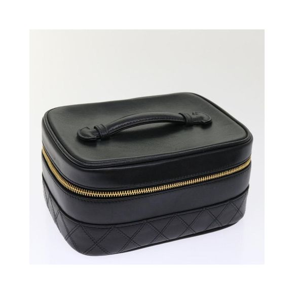 Chanel Sleek and Elegant Leather Cosmetic Pouch - Picture 6 of 9